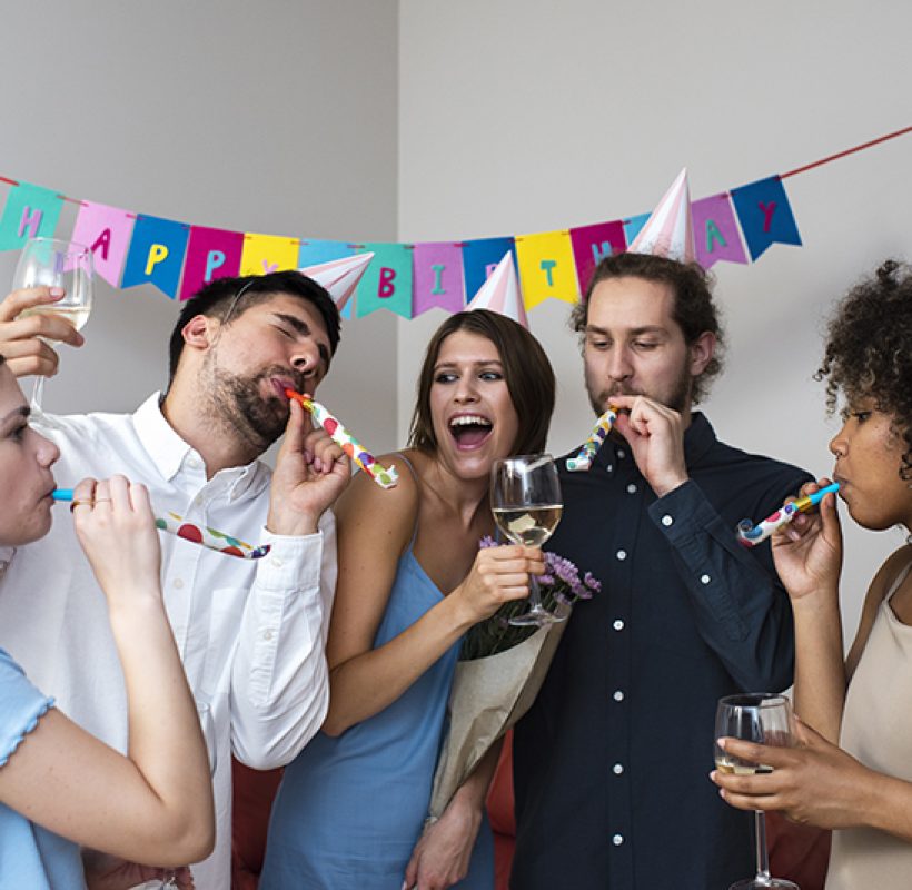amigos-celebrando-juntos-plano-medio